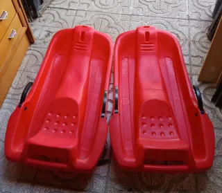 Trineo de nieve rojo