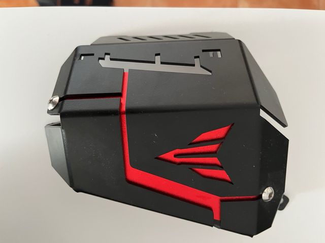 Protector Yamaha Negro/Rojo