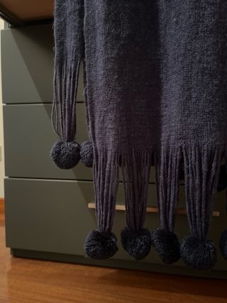 Sciarpa viola con pompon