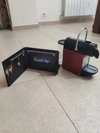 Cafetera Nespresso DeLonghi Pixie Granate