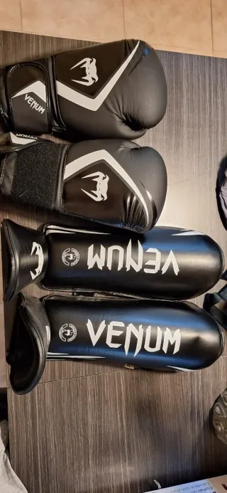 Guantes y espinilleras Venum Boxeo/Kickboxing