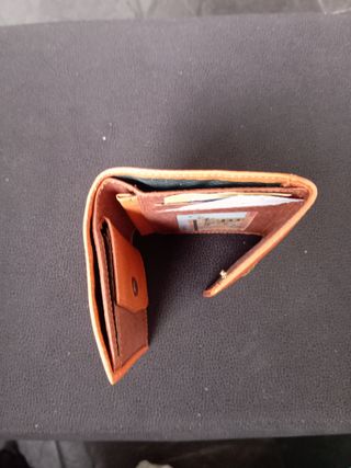 Monedero de piel marrón con detalles verdes