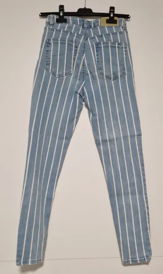 Pantalones vaqueros de rayas azules y blancas