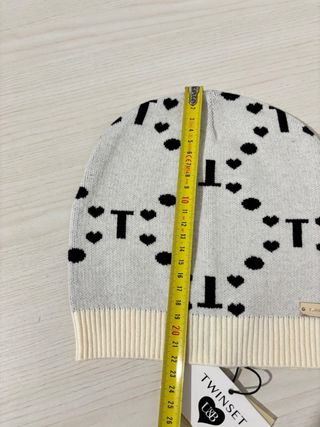 Berretto Twinset Grigio con Cuori Neri