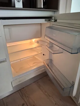 Nevera integrable AEG bajo encimera