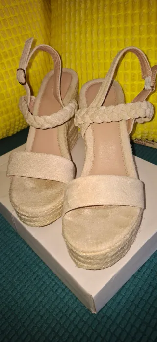 Sandalias cuña beige