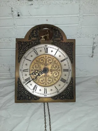 Reloj de pared antiguo con figura