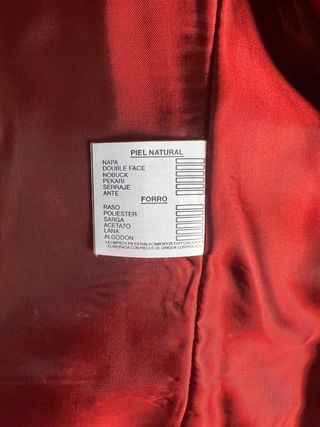 Gabardina de cuero roja