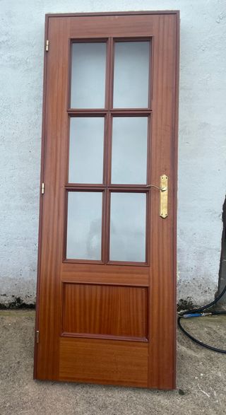 Puerta de madera con cristal