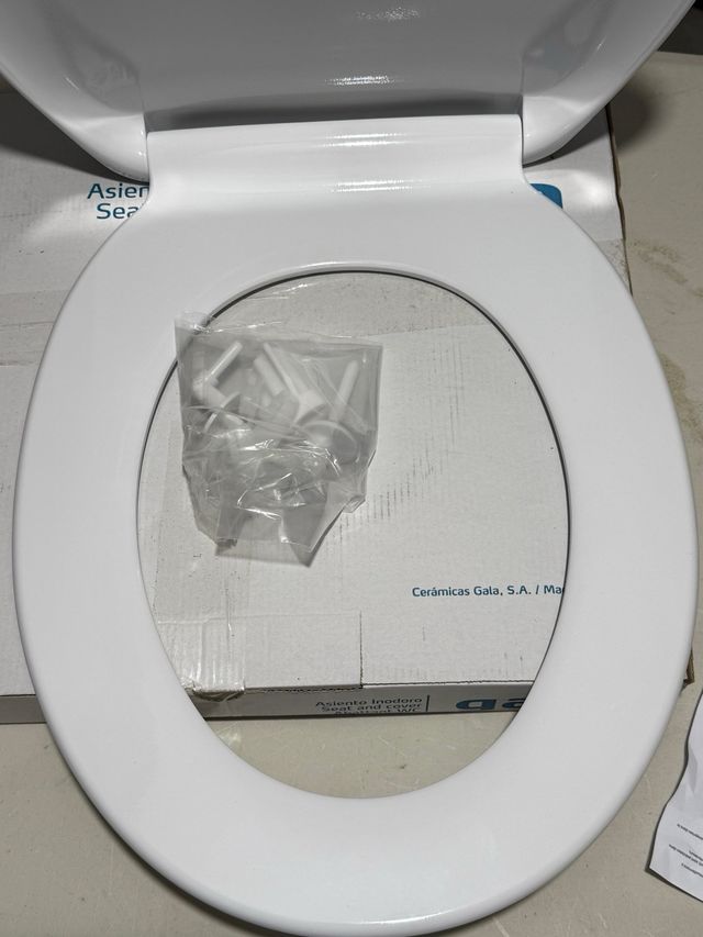 Asiento de inodoro blanco