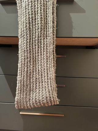 Sciarpa grigia lavorata a maglia