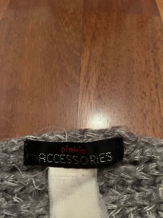 Sciarpa grigia lavorata a maglia