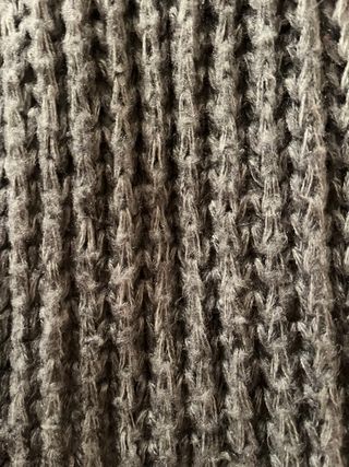 Sciarpa grigia lavorata a maglia