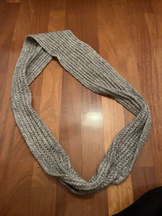Sciarpa grigia lavorata a maglia