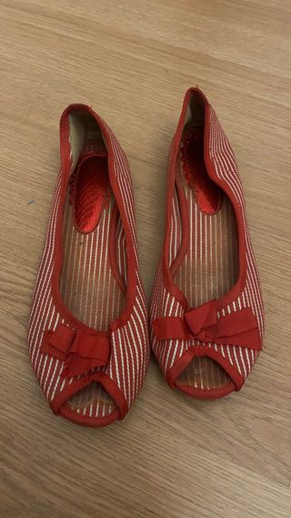 Bailarinas rojas y blancas con lazo