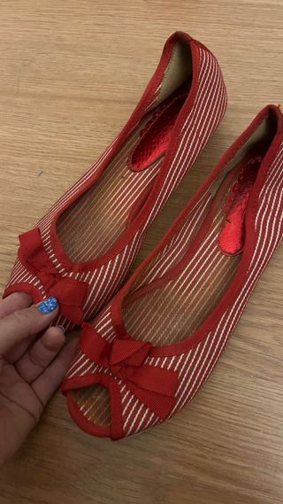 Bailarinas rojas y blancas con lazo