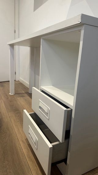 Escritorio Blanco con Cajones