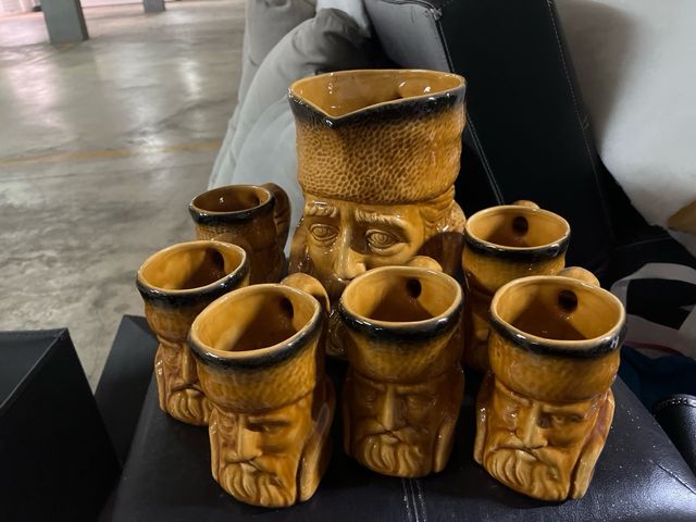 Juego de jarras y vasos de cerámica
