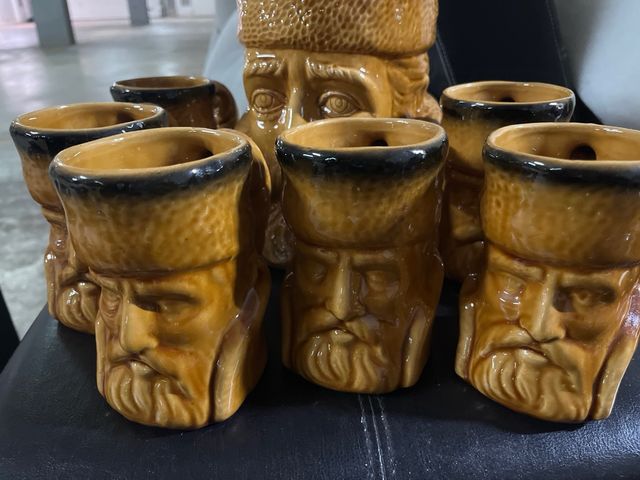 Juego de jarras y vasos de cerámica