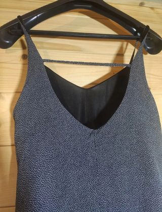 Vestido Oysho com bolinhas brancas