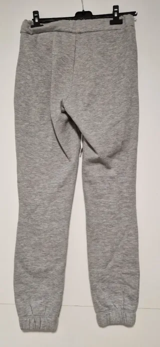 Pantalón de chándal gris con detalles