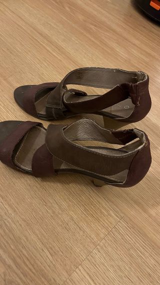 Sandalias de tacón marrones