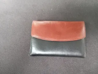 Monedero de piel negro y marrón
