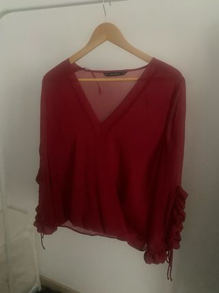 Camisa roja con volantes