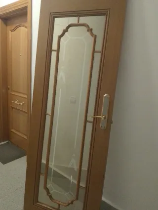 Puerta de madera con cristal decorado