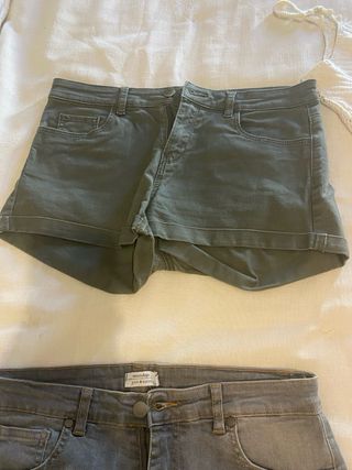 Falda corta blanca y pantalón gris y verde caqui 