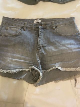 Falda corta blanca y pantalón gris y verde caqui 