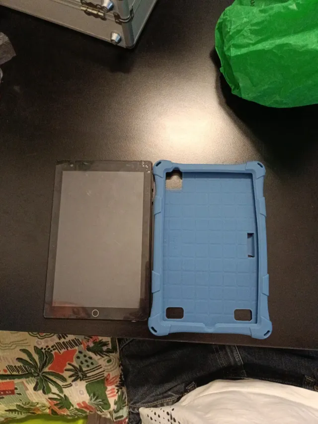 Tablet con funda protectora azul