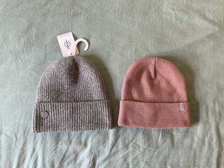 Cappelli invernali grigi e rosa