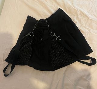Falda negra con cordones y detalles de lunas