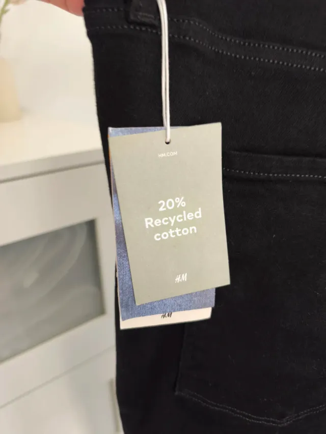 Vaqueros H&M negros con etiqueta