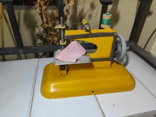 Máquina de coser antigua amarilla