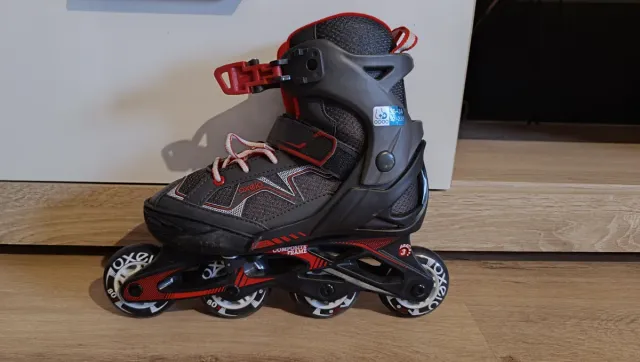 Patines en línea negros y rodilleras nuevos 