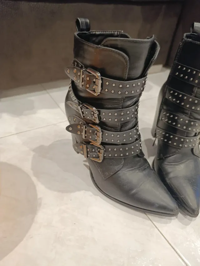 Botines negros mujer con tachuelas y hebillas