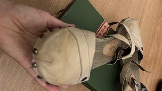 Sandalias de tacón beige y marrón