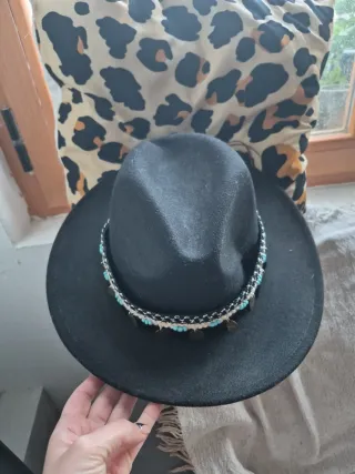 Sombrero de invierno negro con adornos