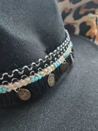 Sombrero de invierno negro con adornos