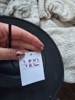 Sombrero de invierno negro con adornos