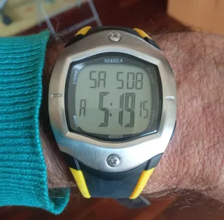 Reloj Marea Digital Crono Alarma Luz Plata Amarill