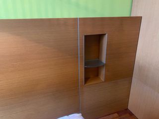 Cabecero de cama de madera con estante