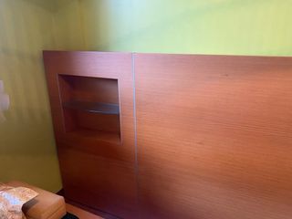 Cabecero de cama de madera con estante