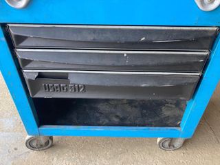 Carro de herramientas azul con ruedas