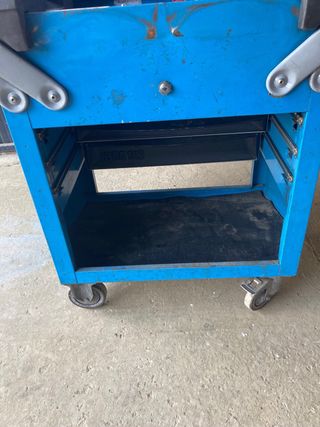 Carro de herramientas azul con ruedas