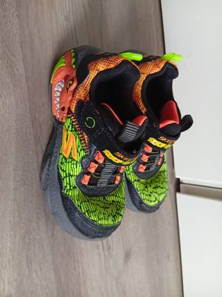 Zapatillas niño Skechers dinosaurio
