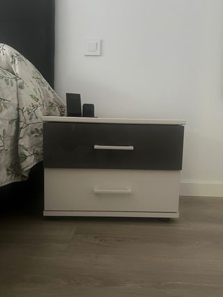 Comodini grigi e bianchi