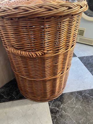 Cesto de mimbre con tapa